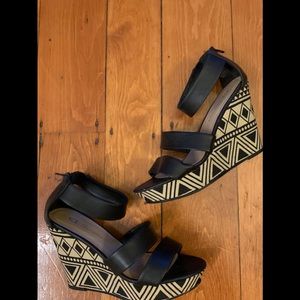 Chinese Laundry black and white patterned wedges